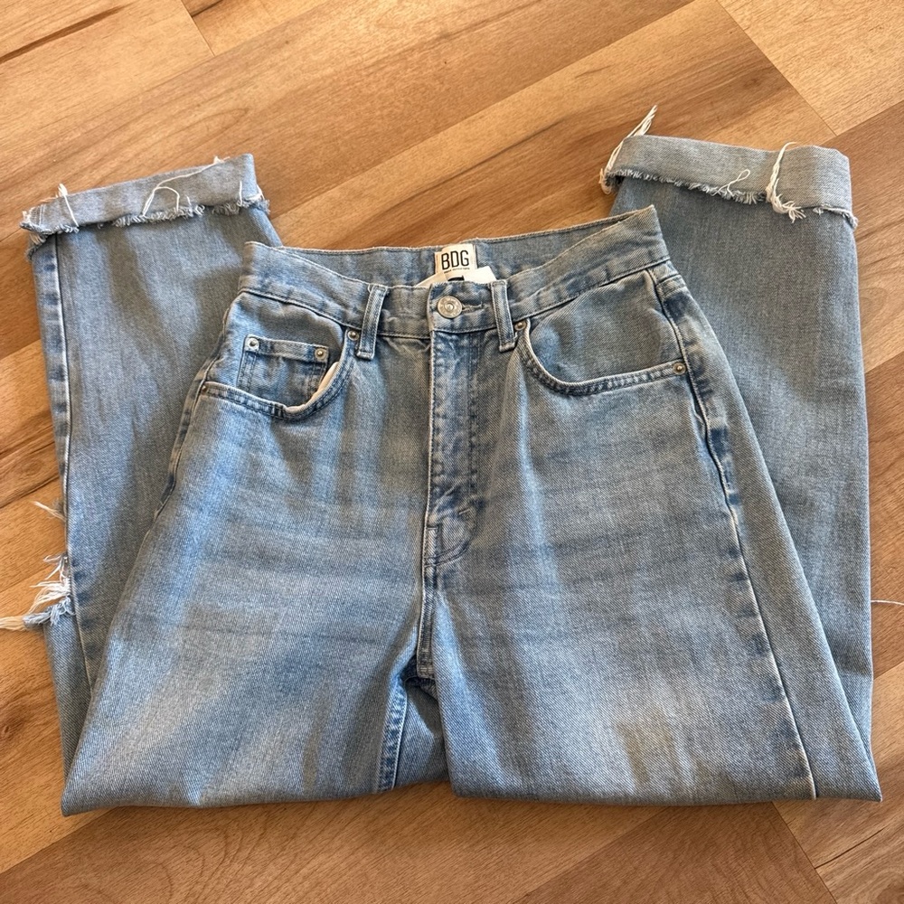 BDG High-Rise Straight Jeans in Faded Blue